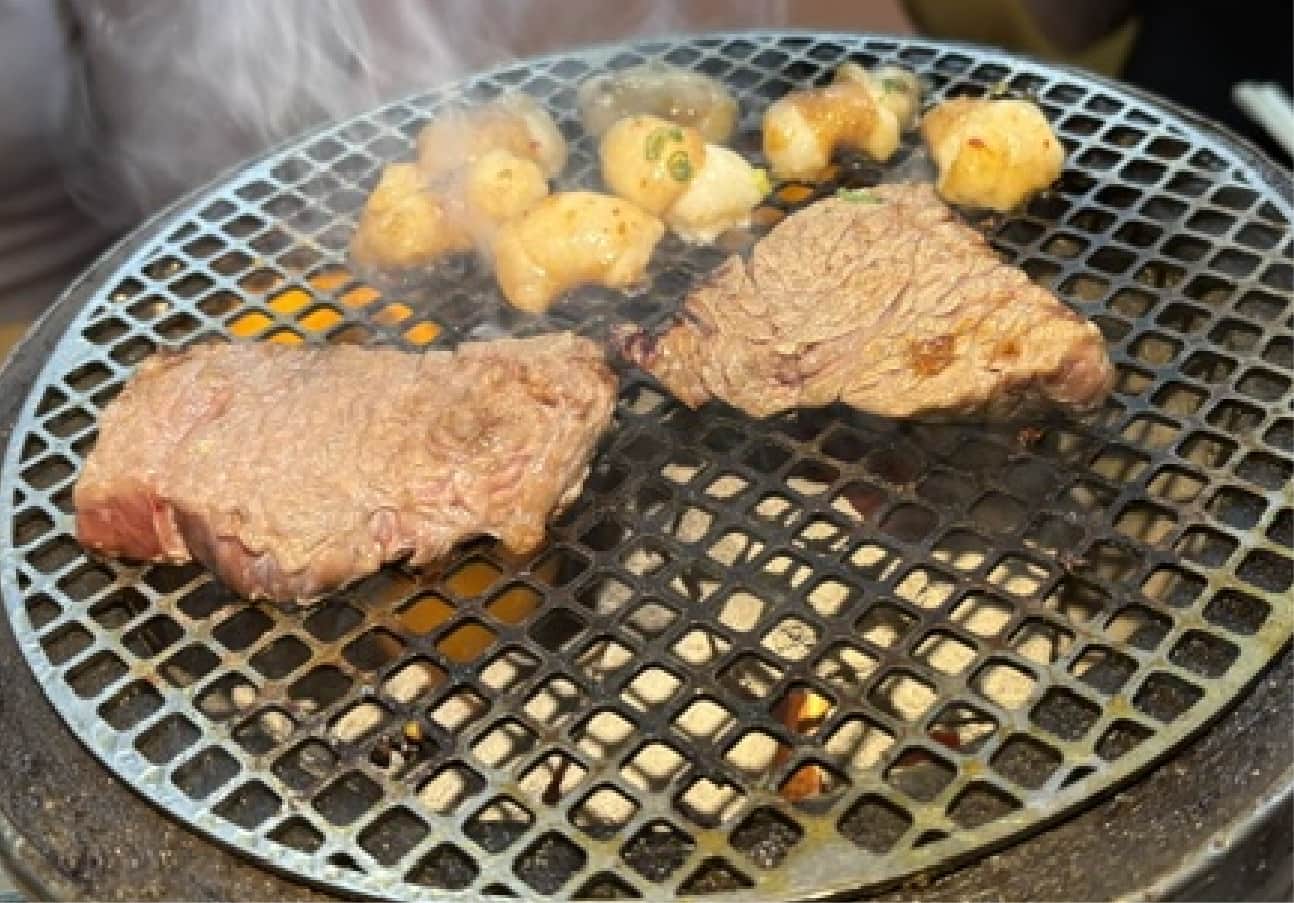 網の上でお肉を焼いている写真